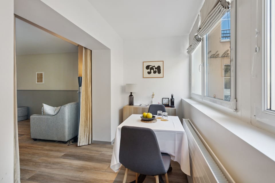 Junior Studio Suite | In-room safe, individually decorated, individually furnished, desk
