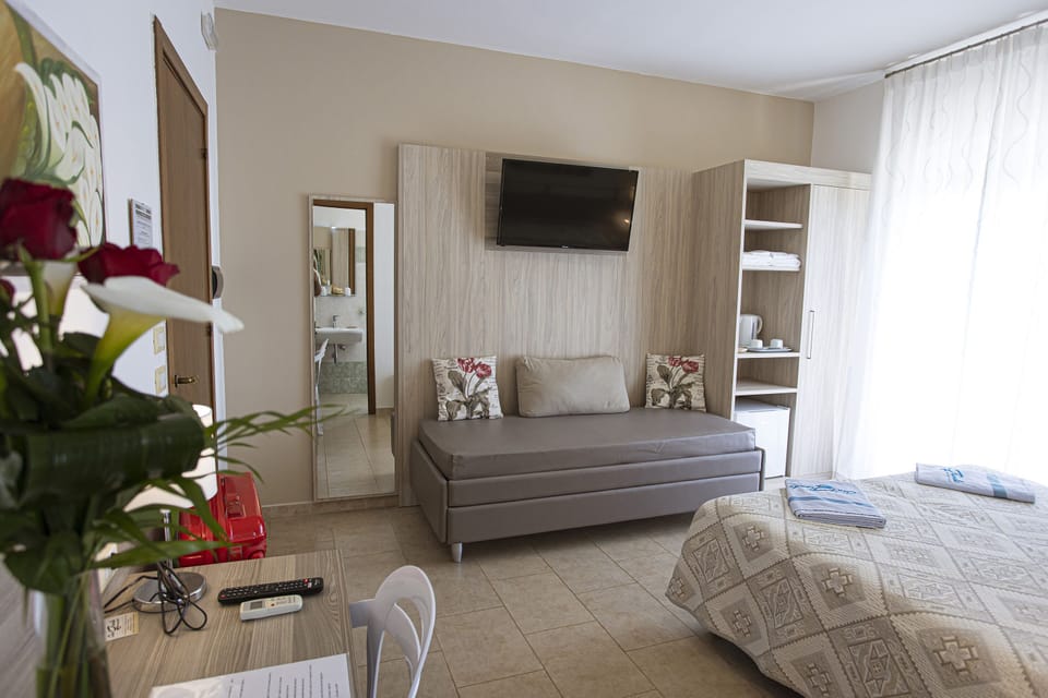 Double Room, Terrace | Desk, soundproofing, iron/ironing board, free WiFi