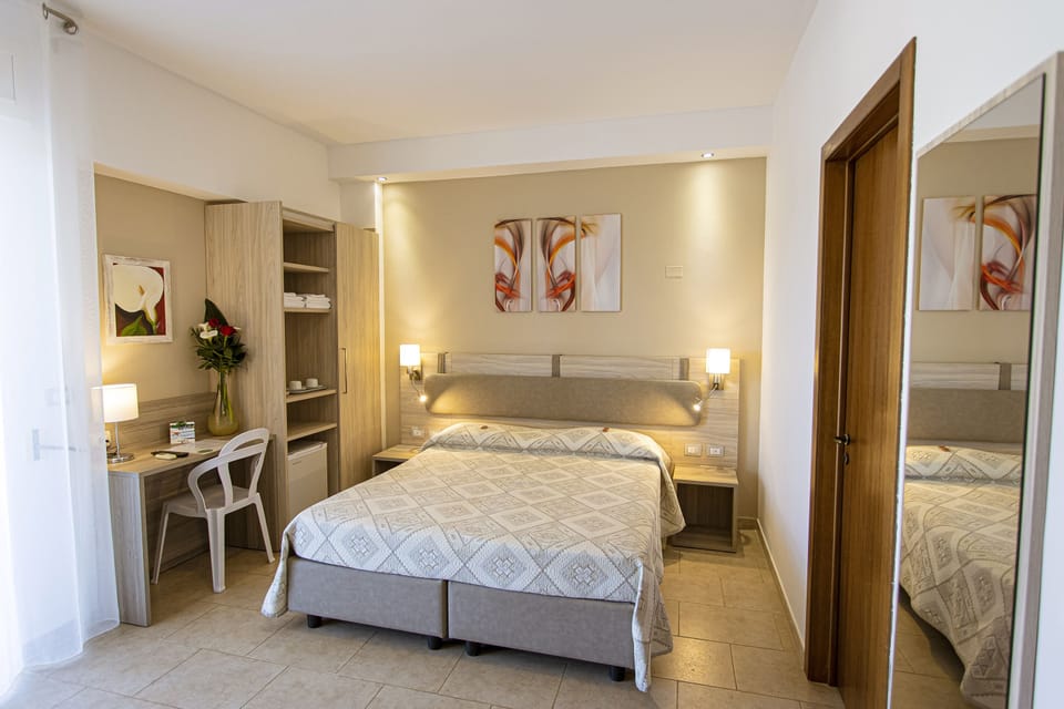 Double Room, Terrace | Desk, soundproofing, iron/ironing board, free WiFi