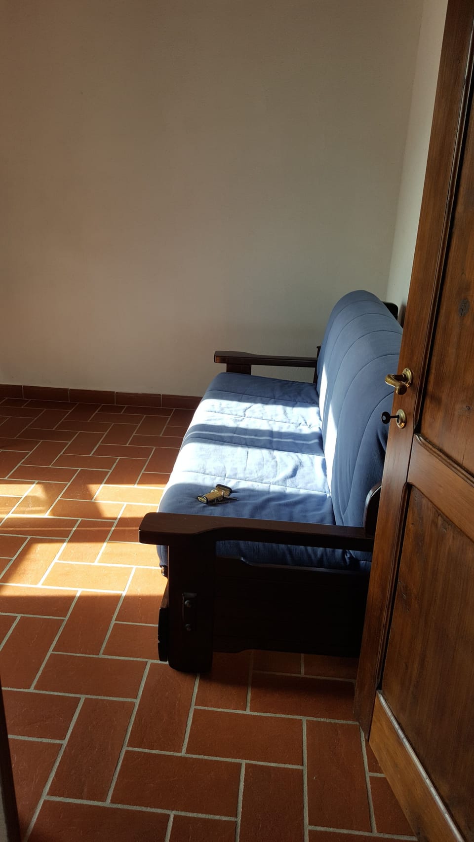 Classic Room, 1 Bedroom, Private Bathroom, Mountain View | Living area