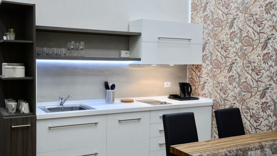 Apartment, 1 Bedroom | Private kitchen | Electric kettle