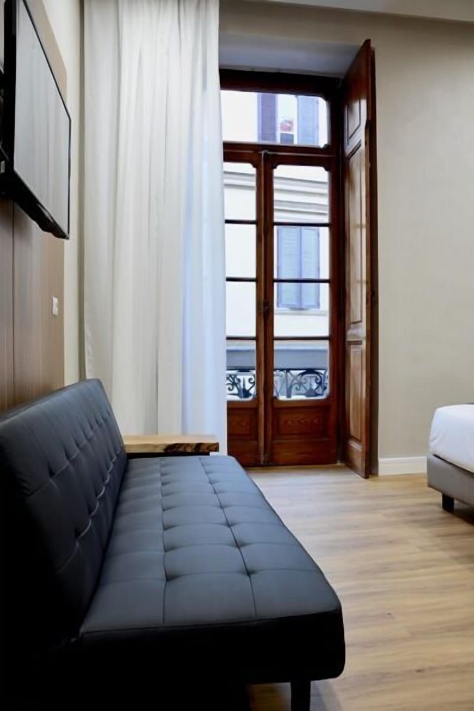 Superior Double Room | Living area | 40-inch flat-screen TV with digital channels, TV