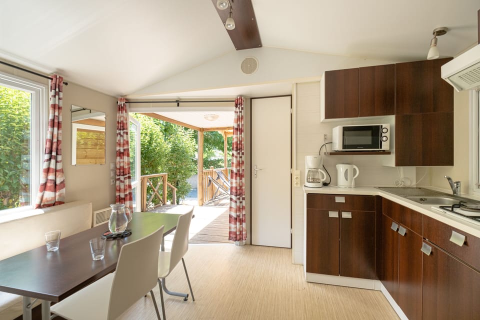 Classic Mobile Home, 2 Bedrooms (Famille 4m) | Living area | TV, table tennis