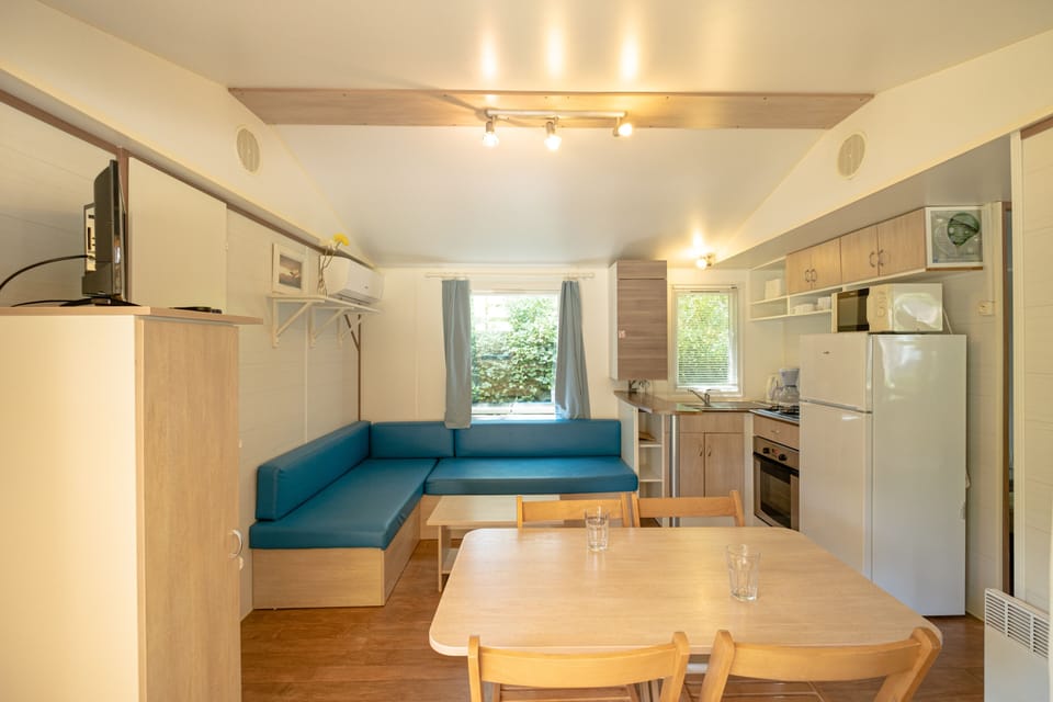 Comfort Mobile Home, 3 Bedrooms, Terrace (Laurier) | Living area | TV, table tennis