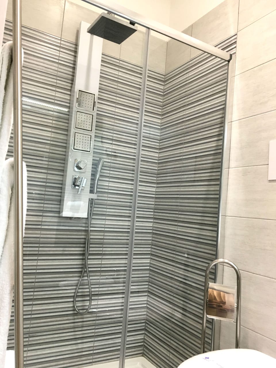 Triple Room | Bathroom shower