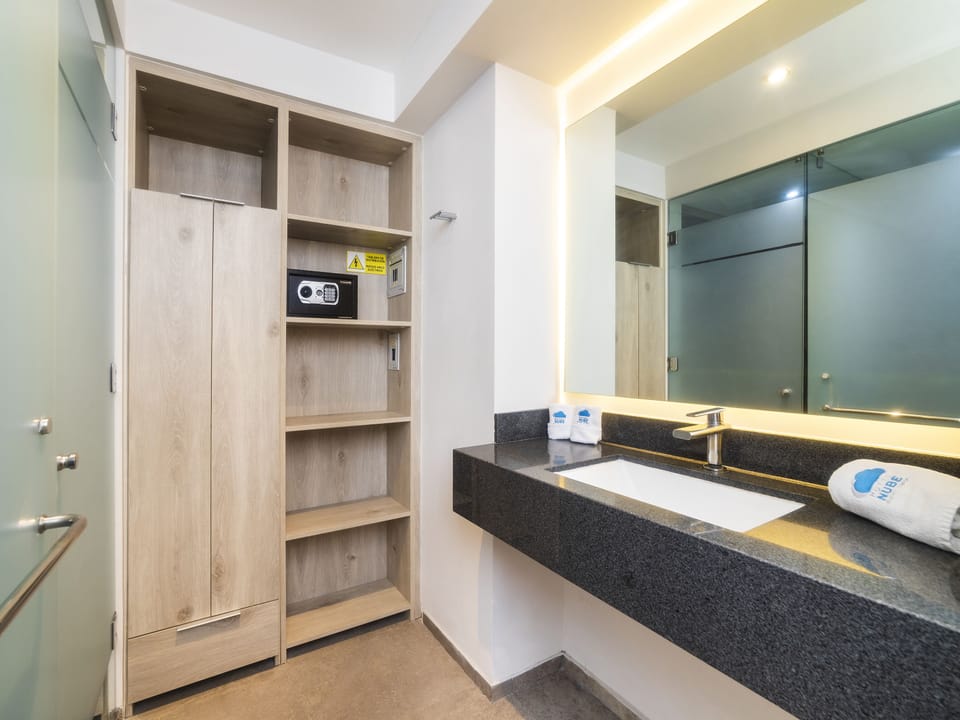 Shower, rainfall showerhead, free toiletries, hair dryer (on request)