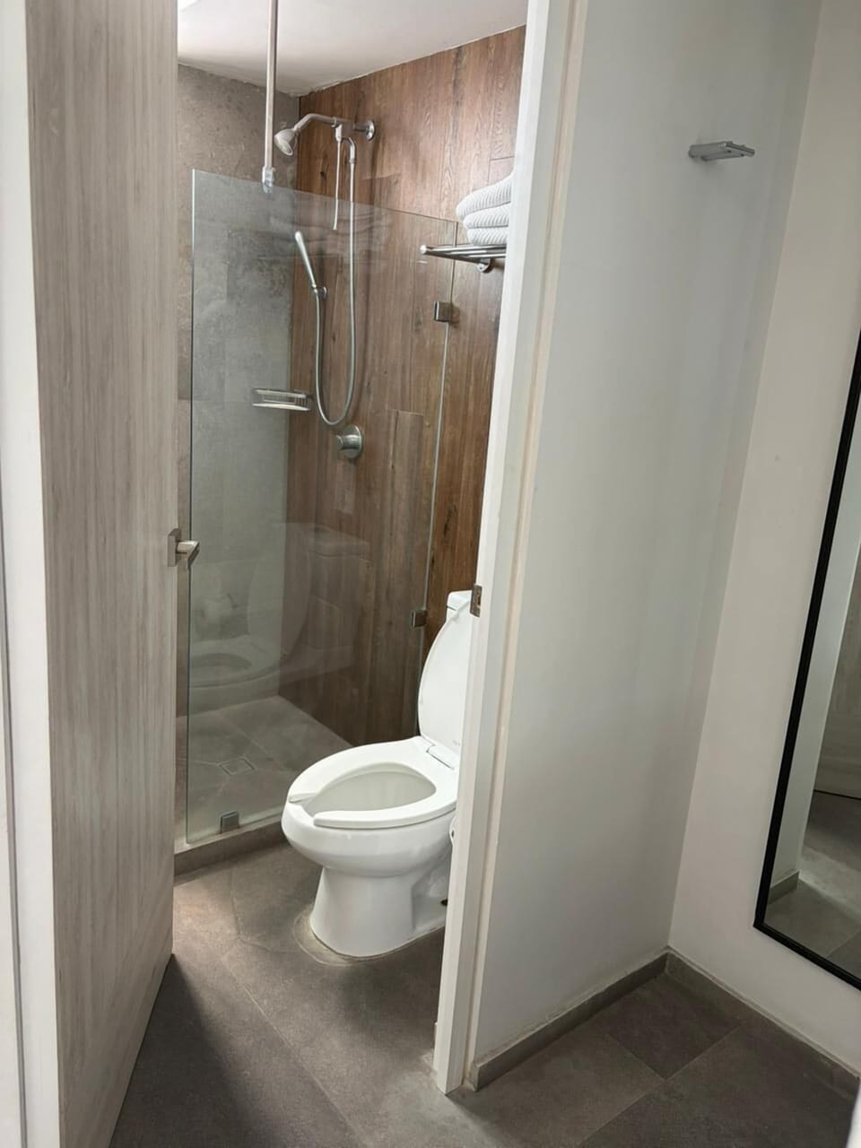 Shower, rainfall showerhead, free toiletries, hair dryer (on request)