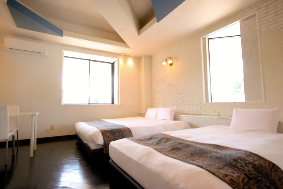 Standard Room, Multiple Beds, Smoking, Jetted Tub | Desk, free WiFi, bed sheets