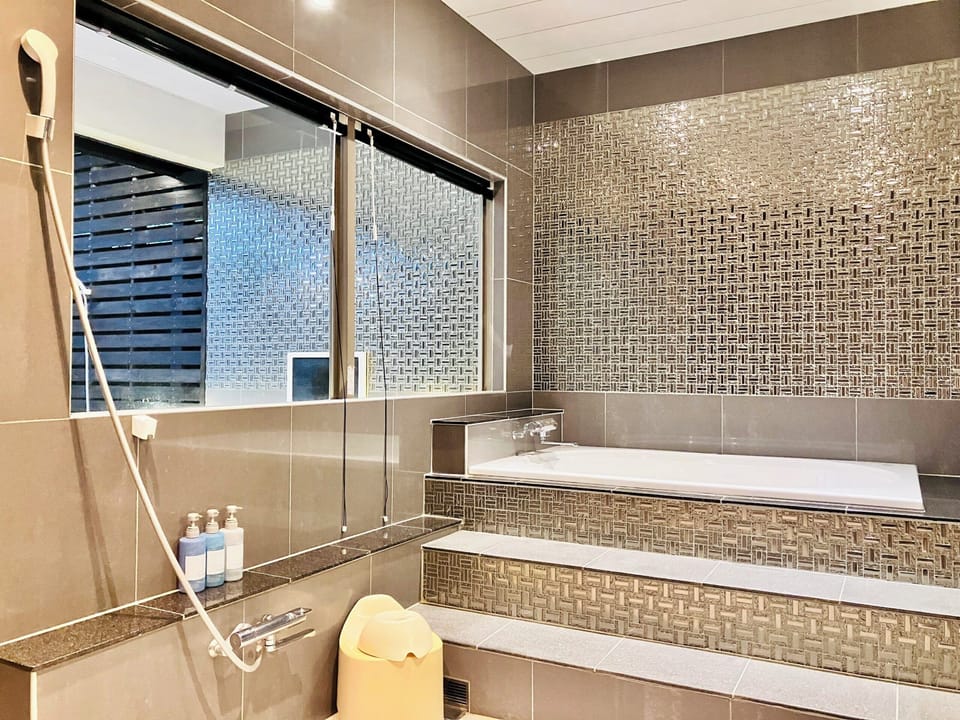 Twin Room, 2 Twin Beds, Non Smoking | Bathroom | Separate tub and shower, free toiletries, hair dryer, slippers