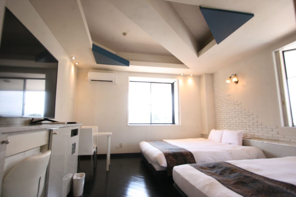 Standard Twin Room, Multiple Beds, Non Smoking, Jetted Tub | Desk, free WiFi, bed sheets