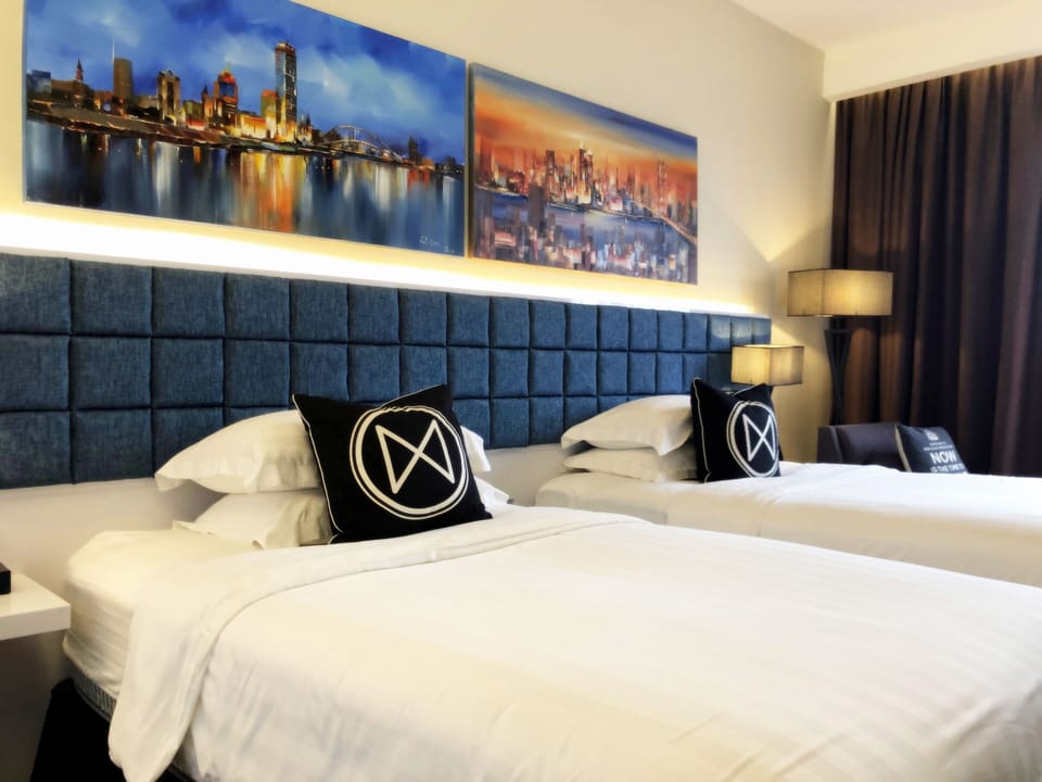 Deluxe Twin Room | Minibar, in-room safe, desk, iron/ironing board