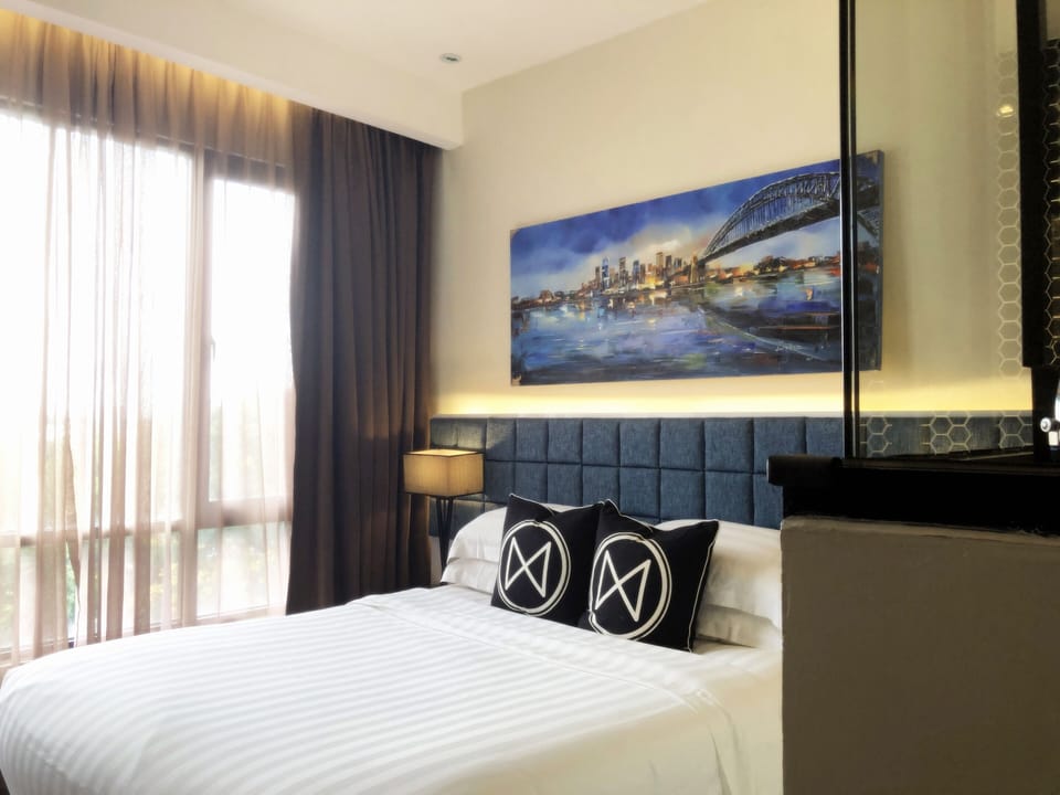 Superior Queen Room | Minibar, in-room safe, desk, iron/ironing board