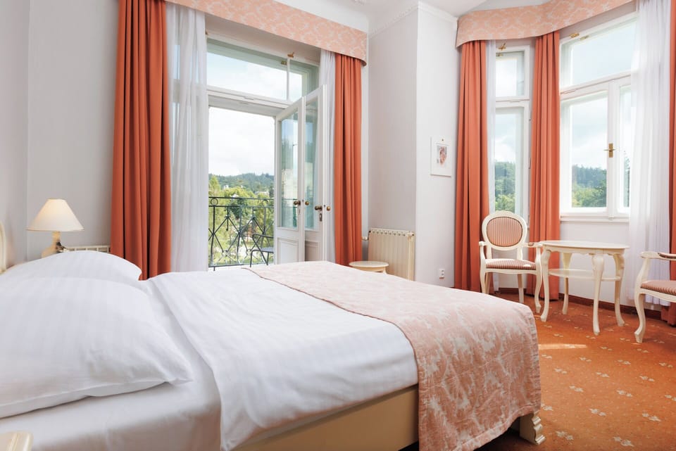 Deluxe Double Room with Balcony | Hypo-allergenic bedding, minibar, in-room safe, desk