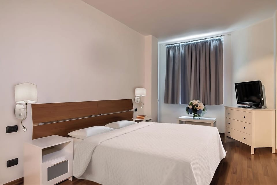 Economy Room | Minibar, in-room safe, desk, soundproofing