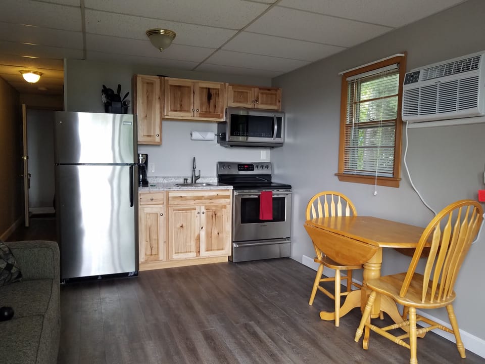Premier Studio Suite | Living area | TV
