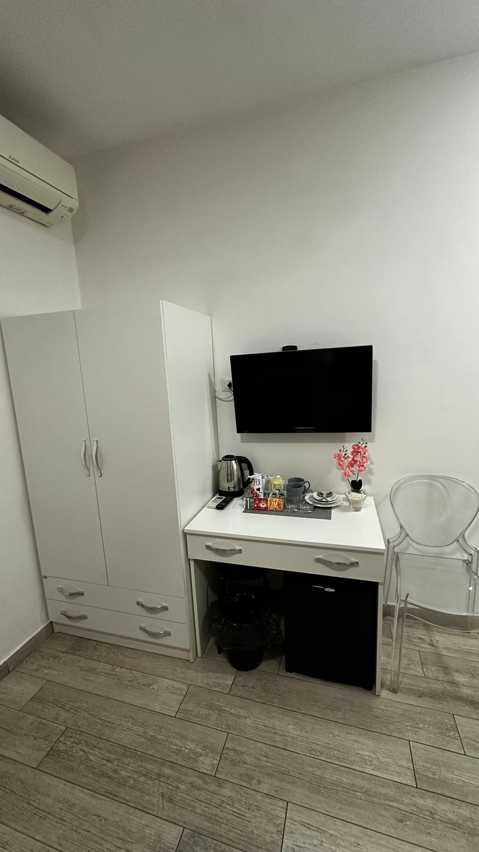 Classic Double or Twin Room | In-room dining
