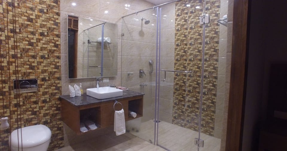 Shower, rainfall showerhead, free toiletries, slippers