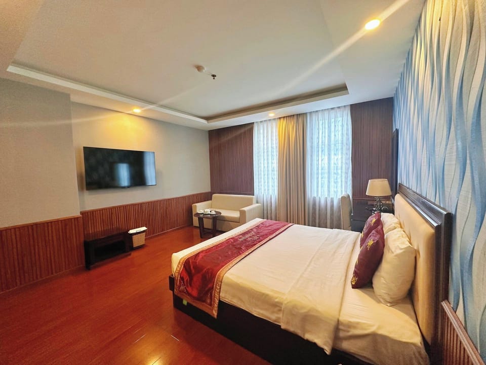 Minibar, desk, soundproofing, WiFi (free)