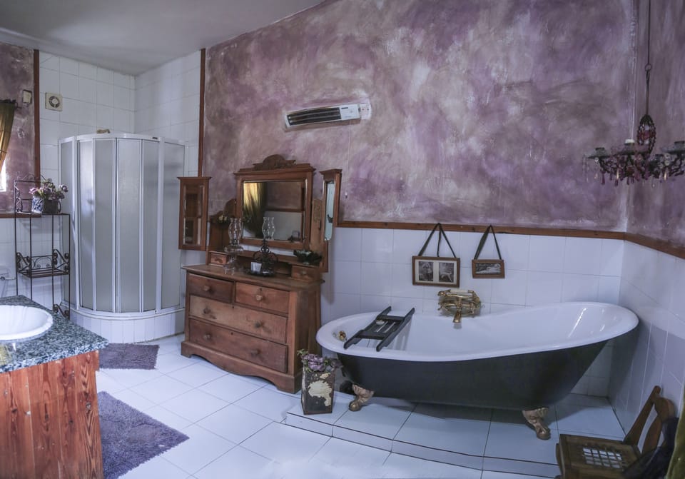 Deep soaking bathtub