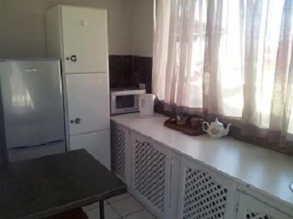 Family Room, Kitchenette | Private kitchenette | Coffee/tea maker, electric kettle