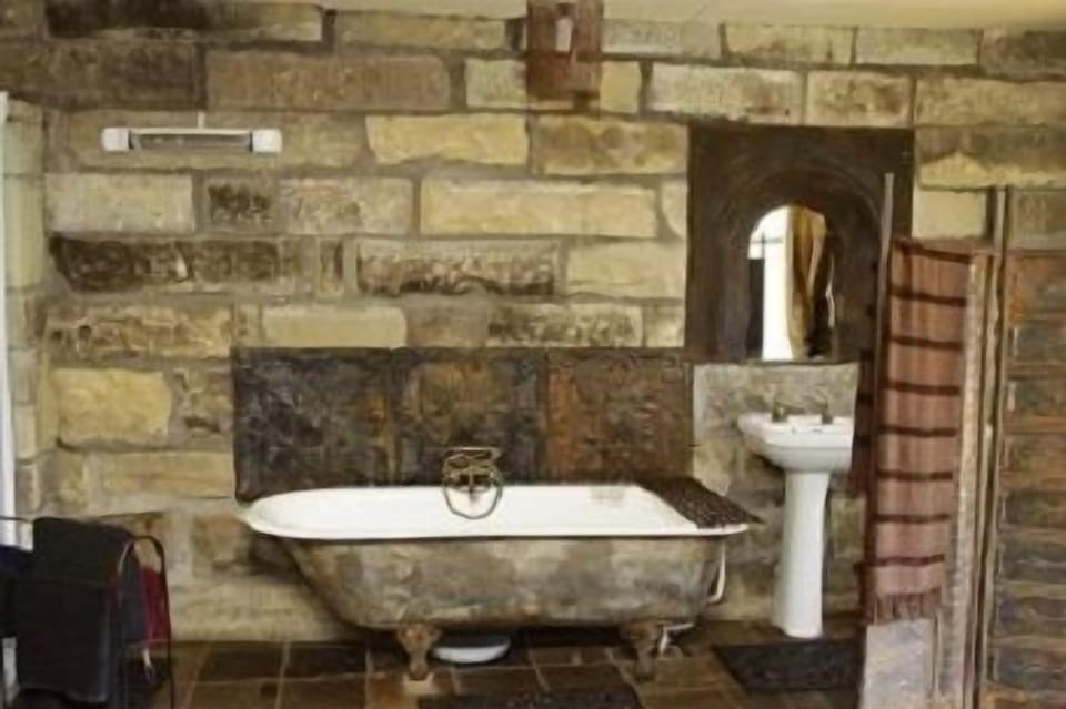 Deep soaking bathtub