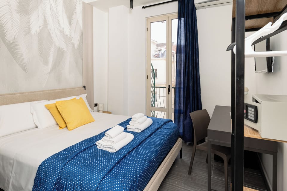 Economy Room, 1 Double Bed | In-room safe, desk, soundproofing, WiFi (free)