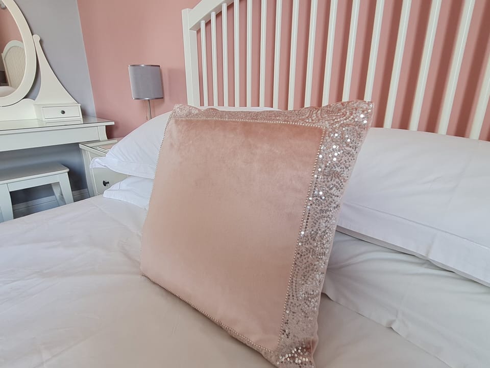 Deluxe Double Room, 1 King Bed (2nd Floor) | Blackout drapes, bed sheets