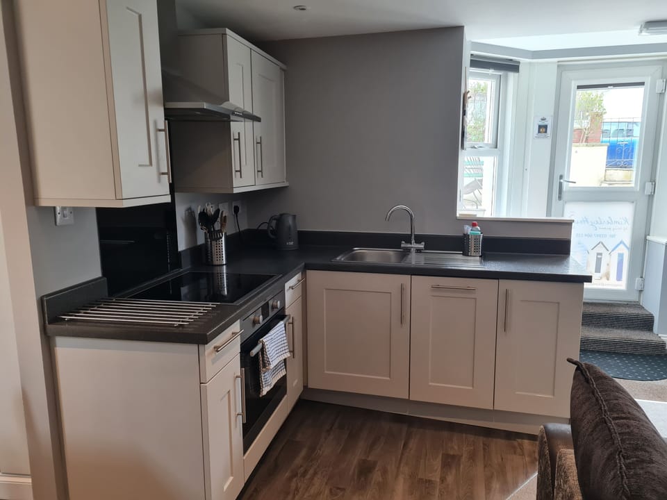 Apartment, 2 Bedrooms | Private kitchen | Shared fridge