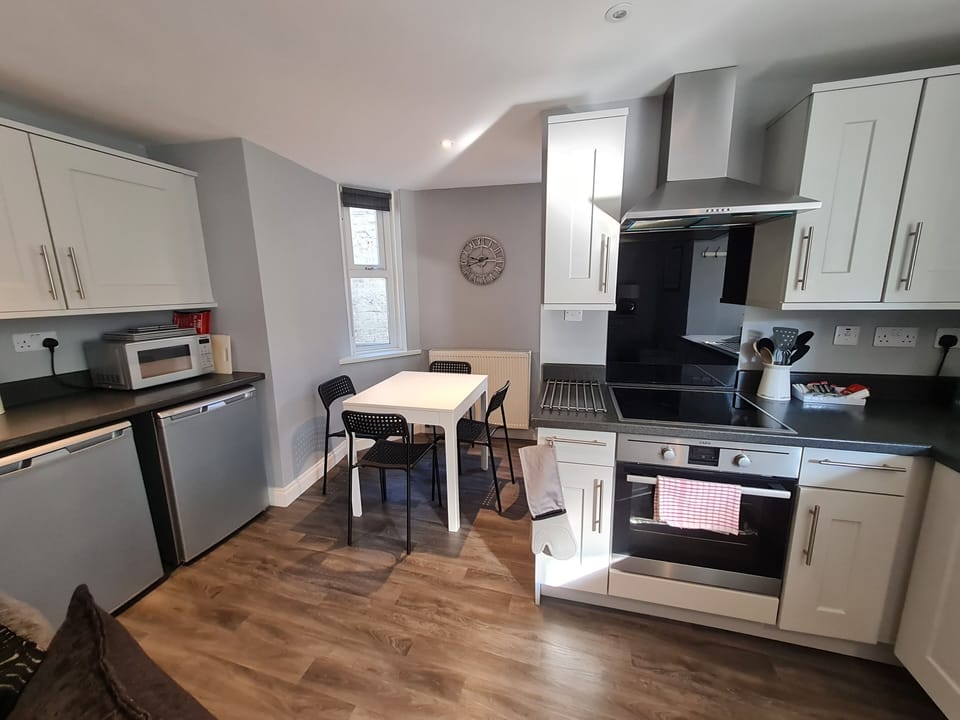 Apartment, 2 Bedrooms | Private kitchen | Shared fridge