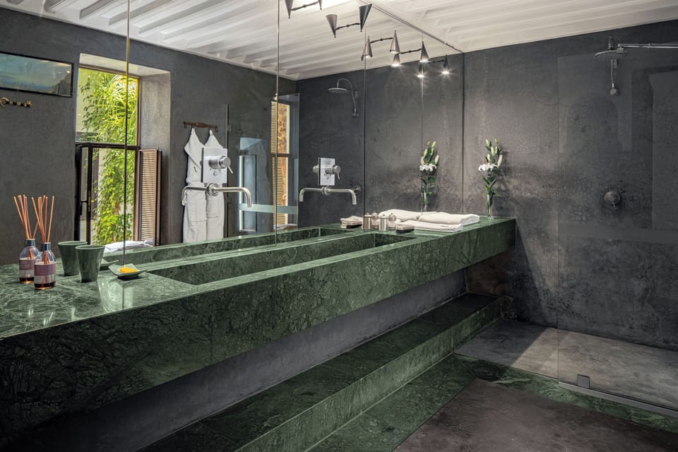 Luxury Suite (Partenope) | Bathroom | Shower, designer toiletries, hair dryer, bathrobes