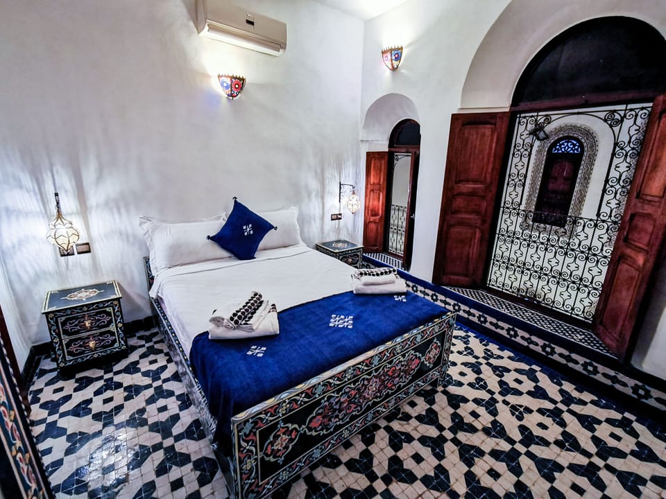 Room (Chaouen) | Desk, soundproofing, iron/ironing board (on request), cribs (free)