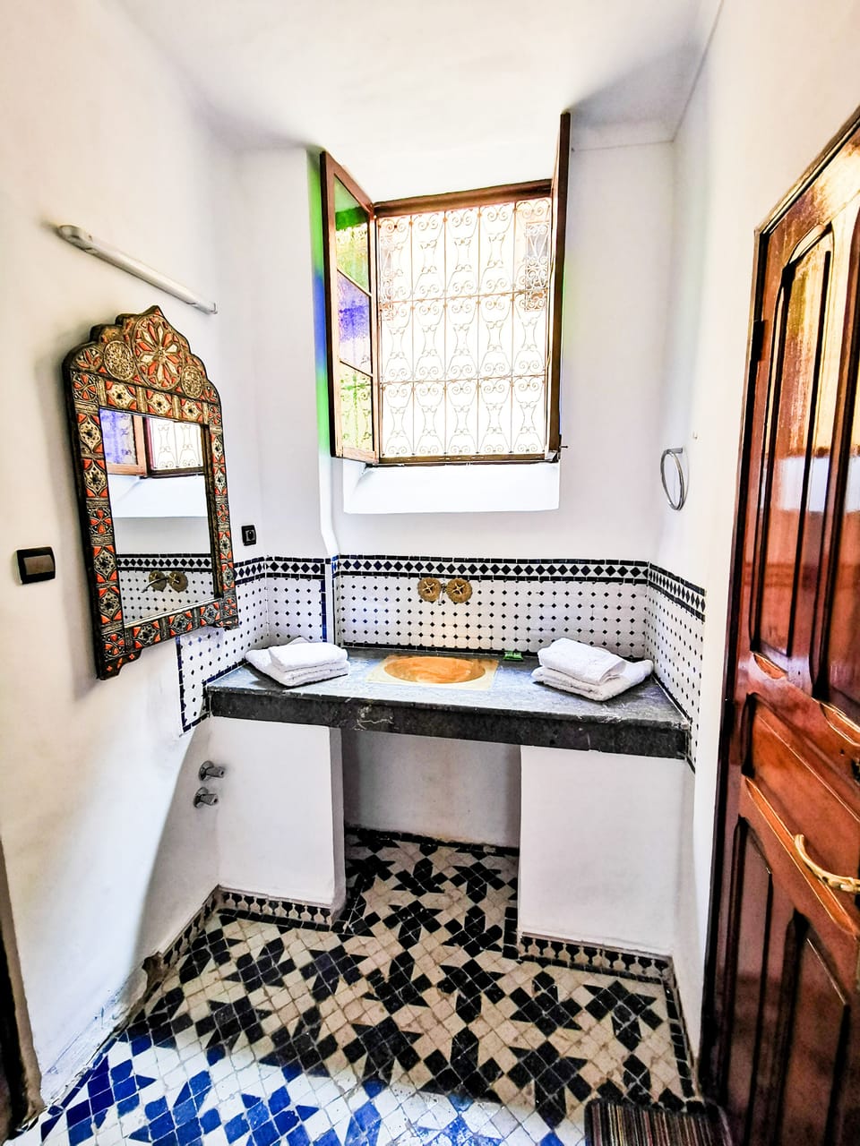Room (Casablanca) | Desk, soundproofing, iron/ironing board (on request), cribs (free)