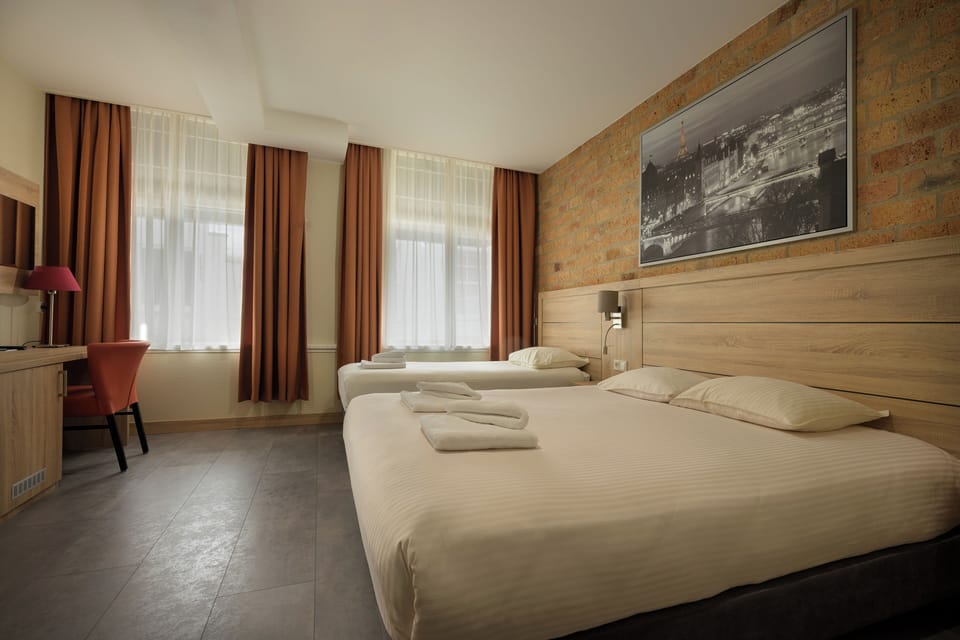 Comfort Triple Room | Desk, free WiFi, bed sheets