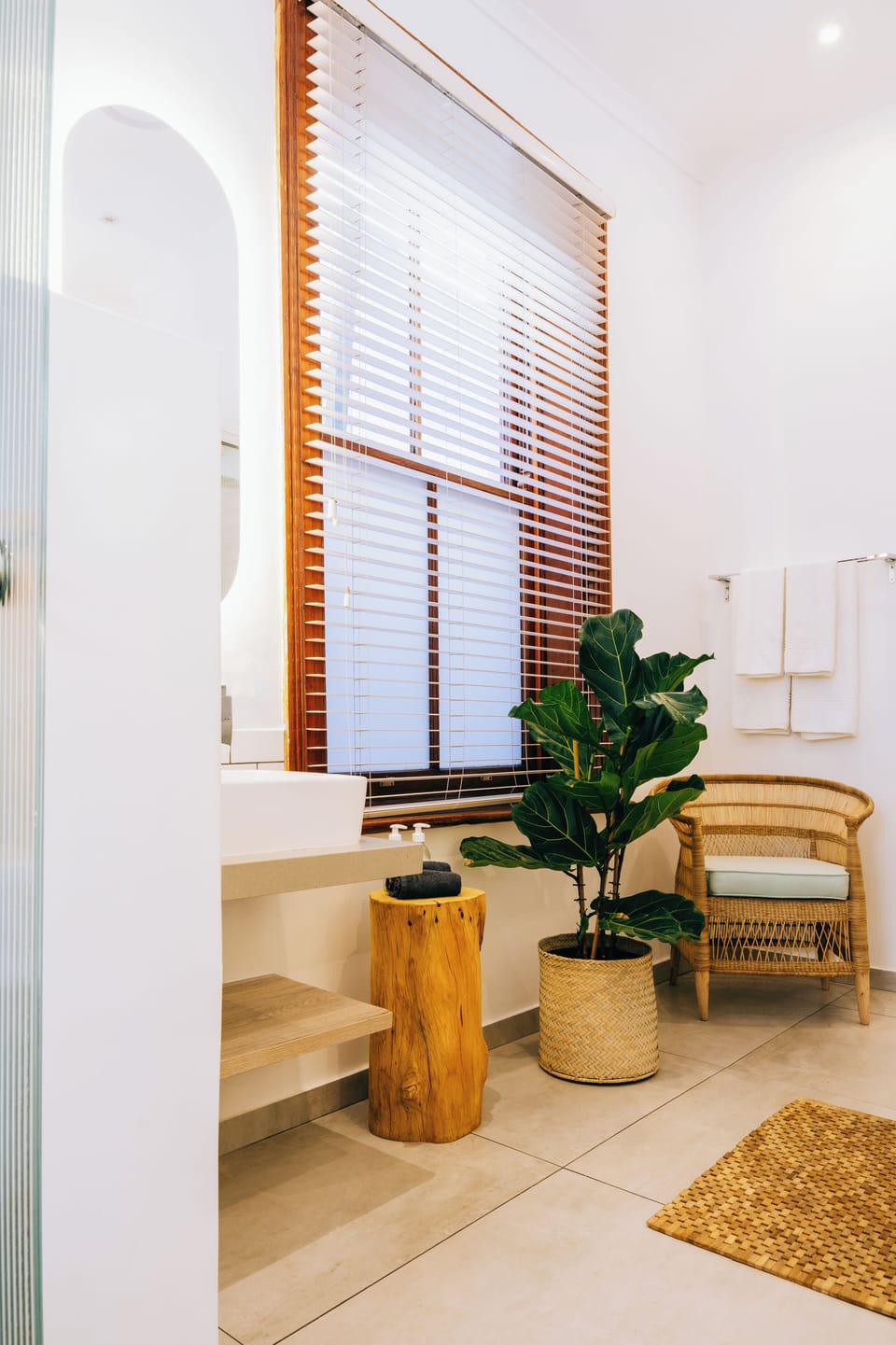 Classic Room, 1 King Bed | Bathroom | Free toiletries, hair dryer, bathrobes, slippers