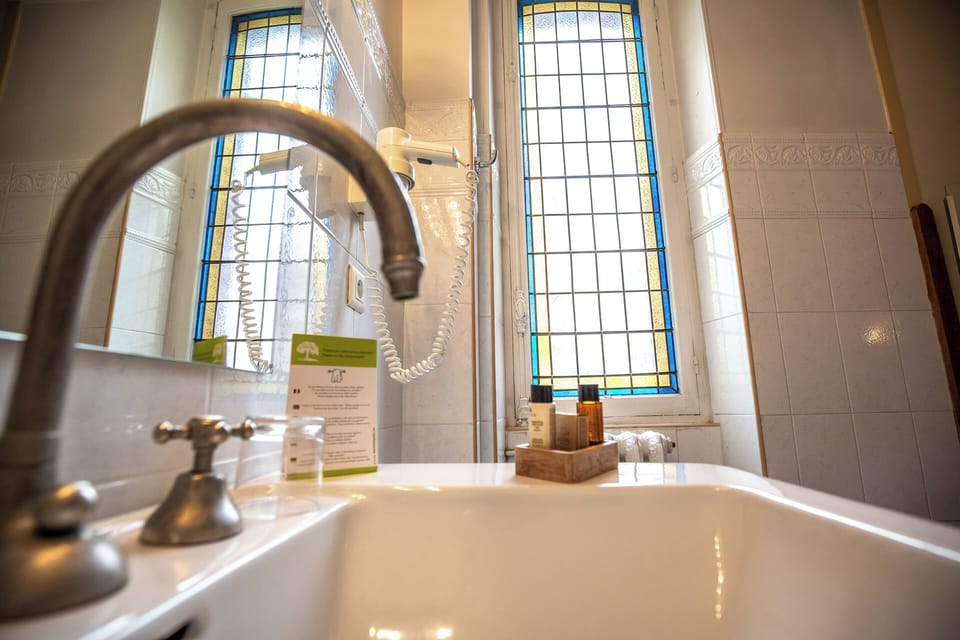 Comfort Double Room | Bathroom | Combined shower/tub, free toiletries, hair dryer, towels