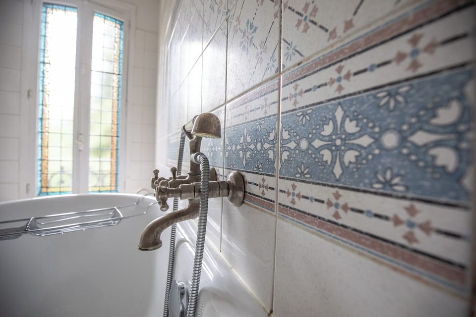 Superior Double Room | Bathroom | Combined shower/tub, free toiletries, hair dryer, towels