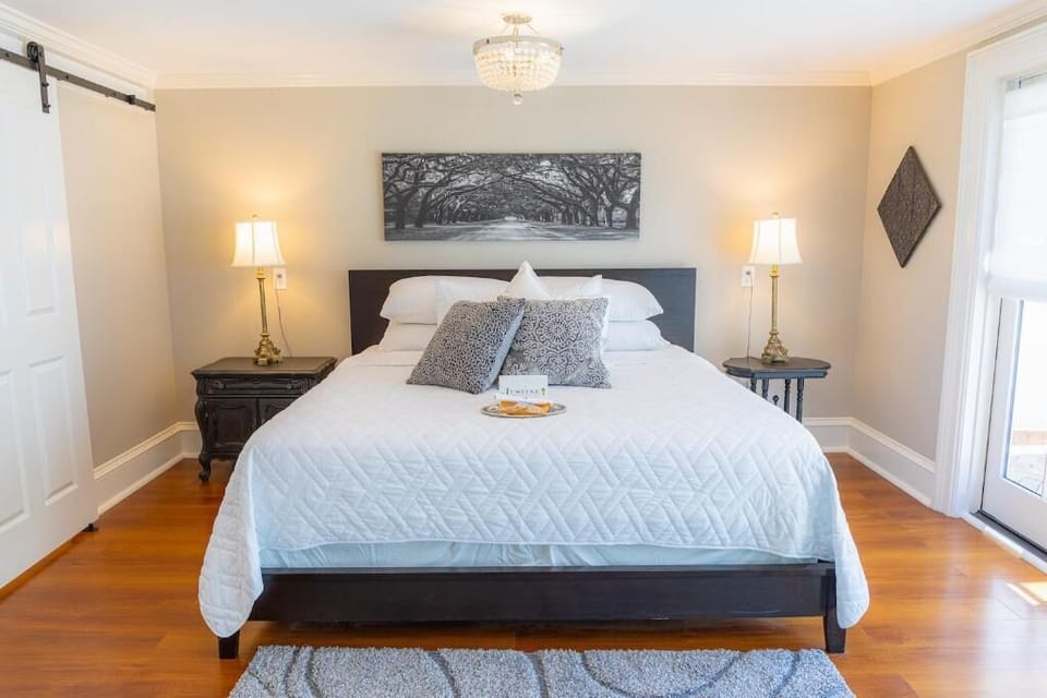 Deluxe Room | Premium bedding, desk, iron/ironing board, WiFi (free)