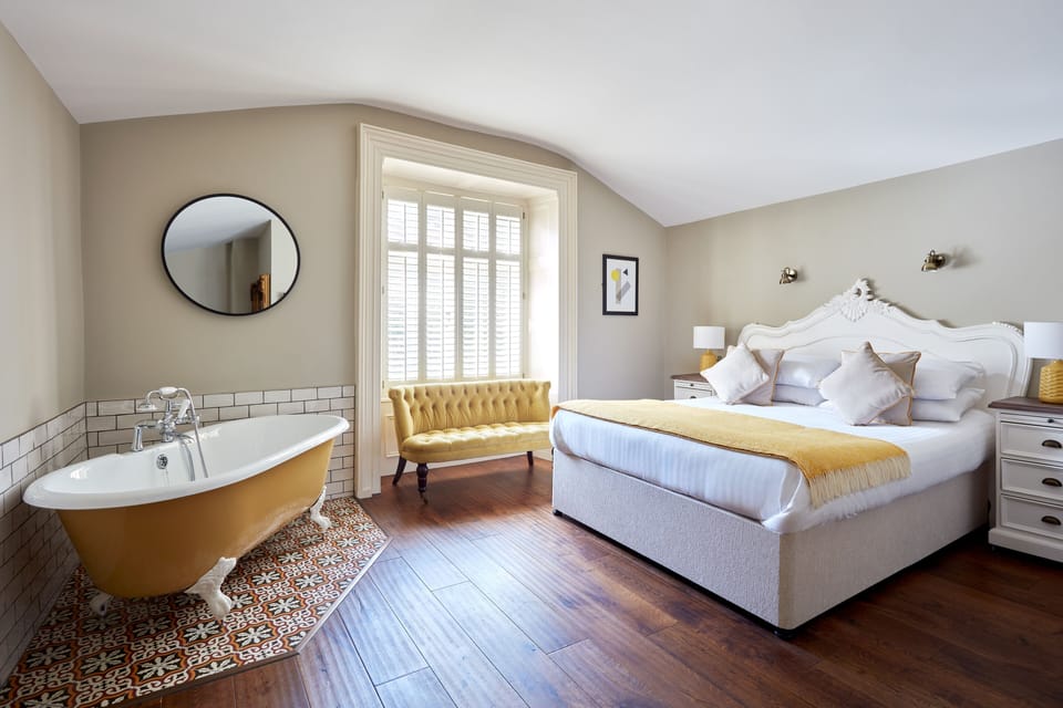 Deluxe Double Room | Desk, blackout drapes, iron/ironing board, free WiFi