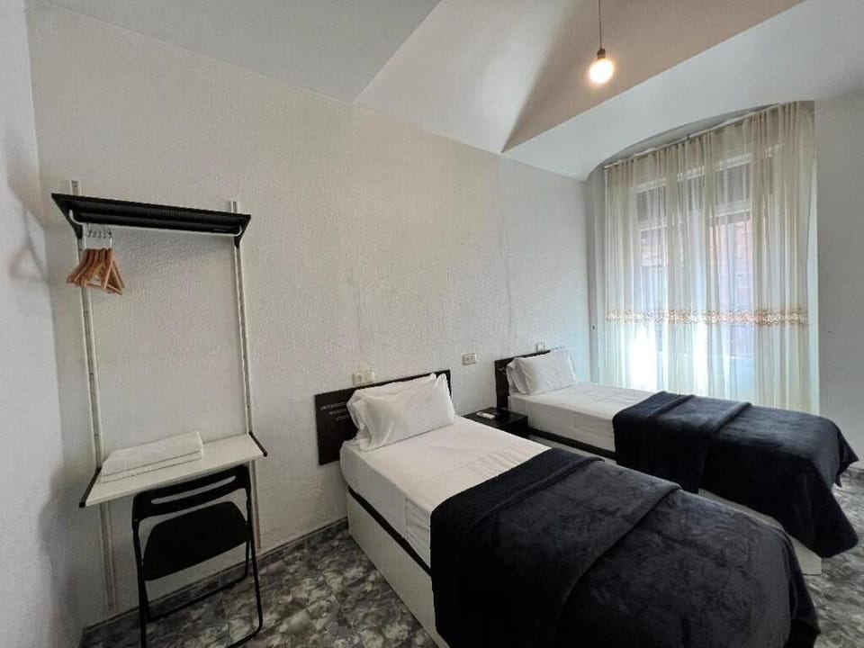 Twin Room, Private Bathroom | Desk, free WiFi, bed sheets