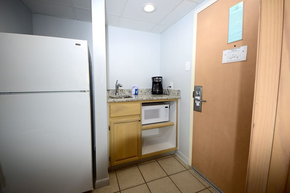 1 Bedroom Oceanfront (Non-Efficiency) with 2 Queen Beds - B1N | In-room safe, desk, blackout drapes, iron/ironing board