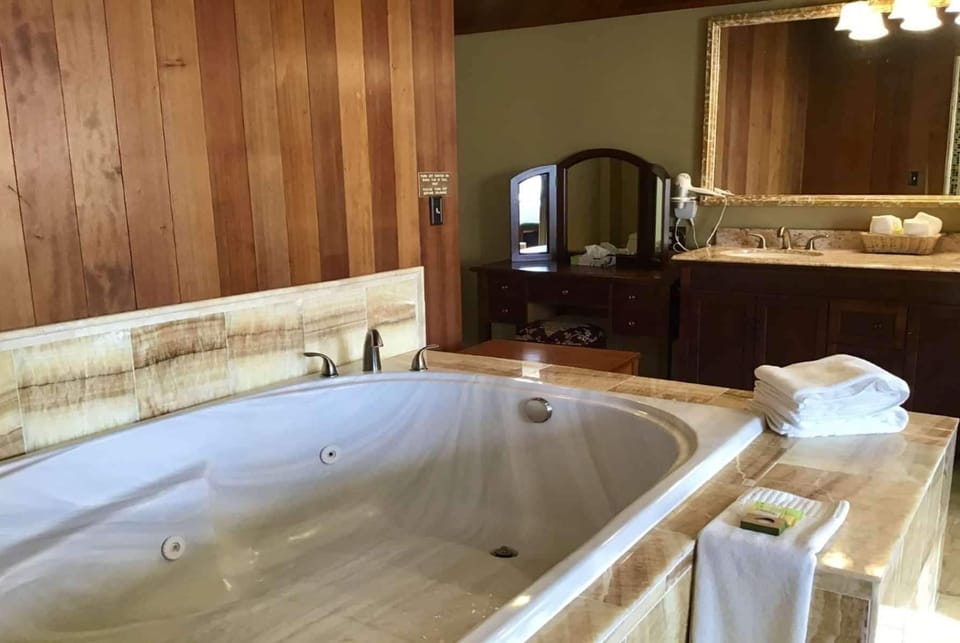 Honeymoon Suite, 1 King Bed, Non Smoking | Desk, iron/ironing board (on request), bed sheets
