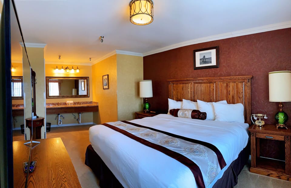 Deluxe Room, 1 King Bed, Non Smoking | Desk, iron/ironing board (on request), bed sheets