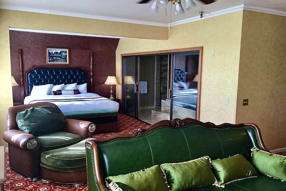 Honeymoon Suite, 1 King Bed, Non Smoking | Desk, iron/ironing board (on request), bed sheets