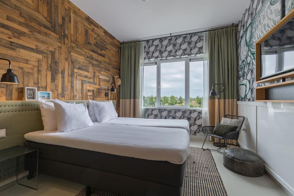Minibar, in-room safe, desk, iron/ironing board