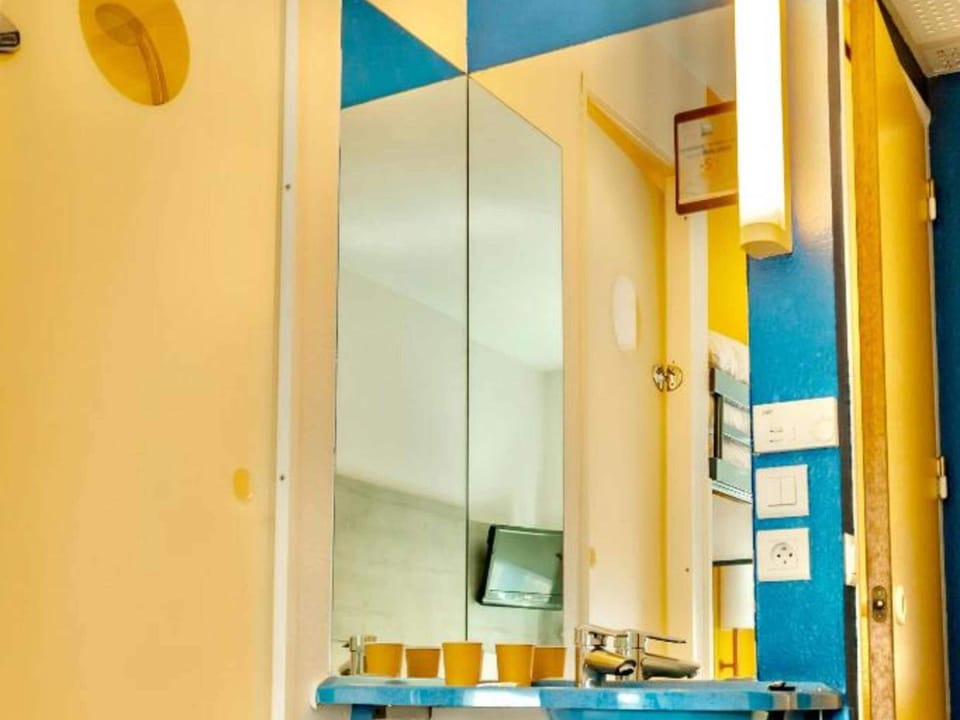 Double Room | Blackout drapes, WiFi (free), bed sheets
