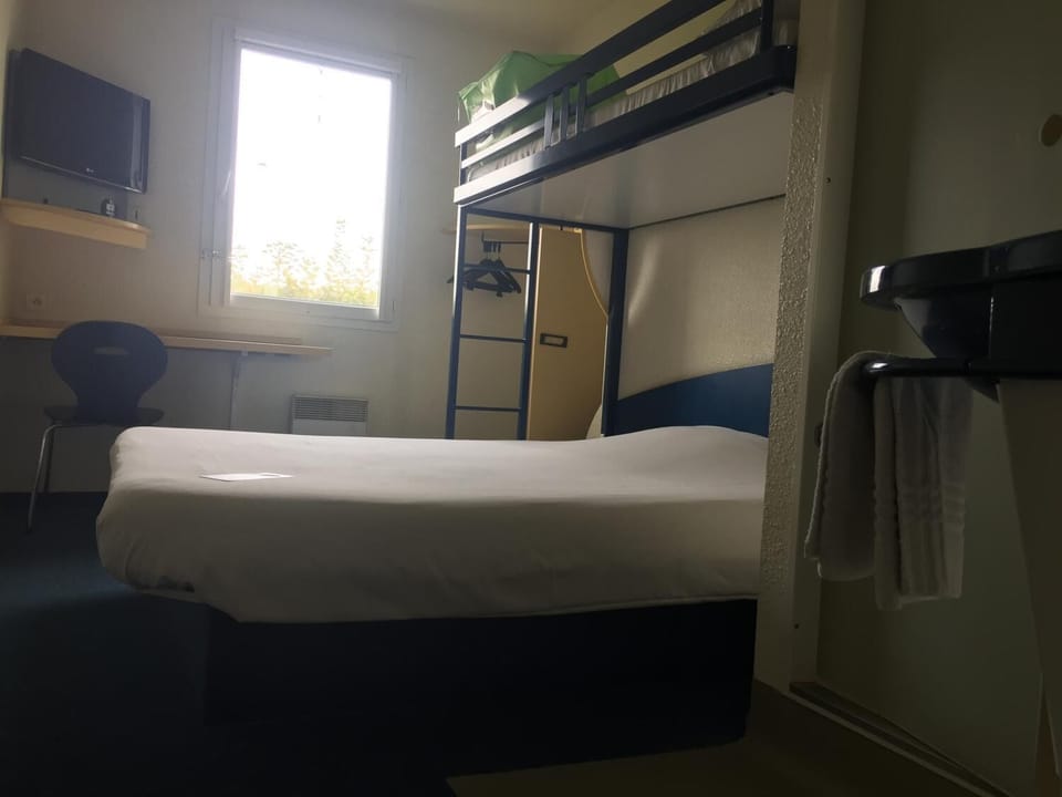 Desk, soundproofing, free cribs/infant beds, free WiFi