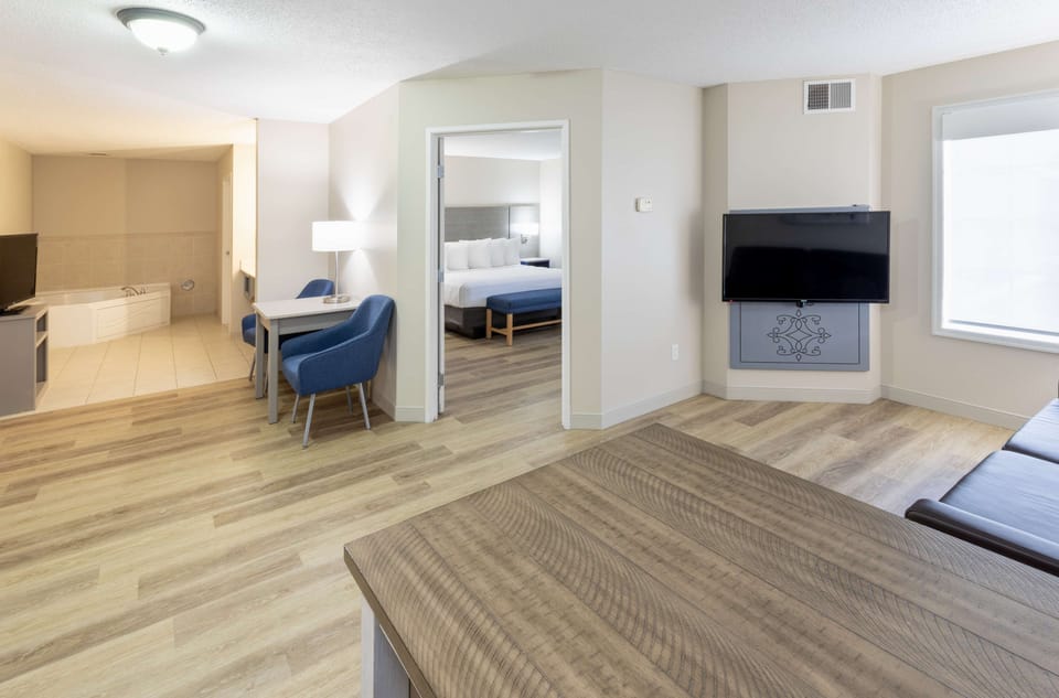 Suite, 1 King Bed (Whirlpool) | 1 bedroom, down comforters, pillowtop beds, in-room safe