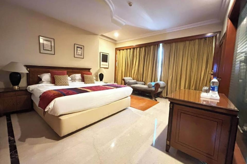 Deluxe Suite | In-room safe, desk, laptop workspace, iron/ironing board
