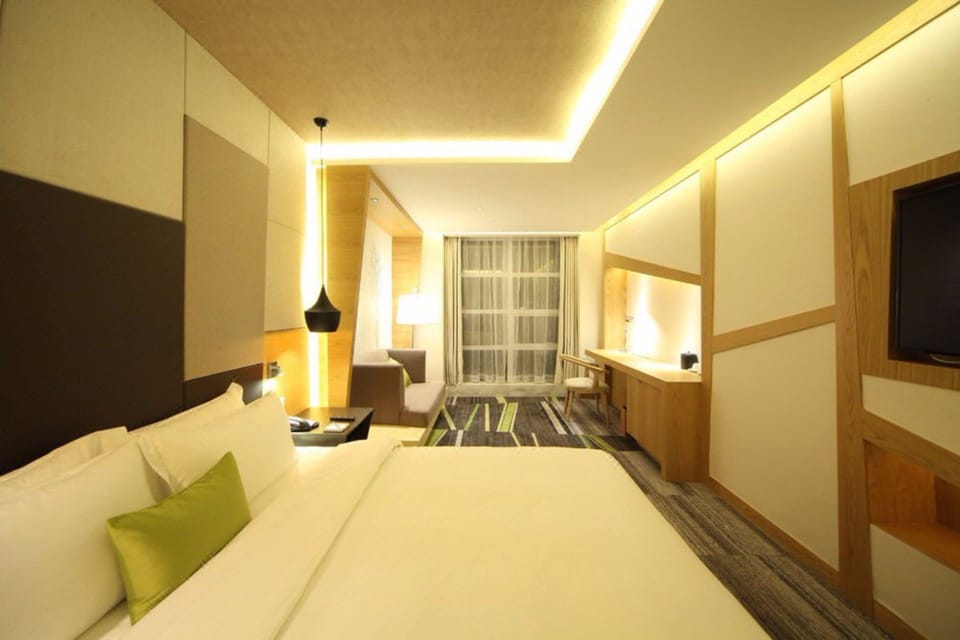 Bamboo Deluxe Room  | Minibar, in-room safe, desk, blackout drapes