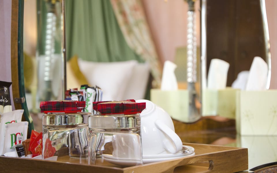 Iron/ironing board, bed sheets